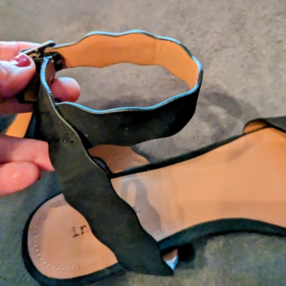 Indigo Rd. Black Strappy Sandal Size 10M - Picture 3 of 4